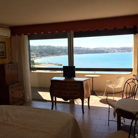 La Lezardiere Bed & Breakfast *